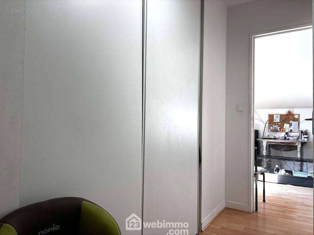 L'entrée avec grands rangements ouvre sur :