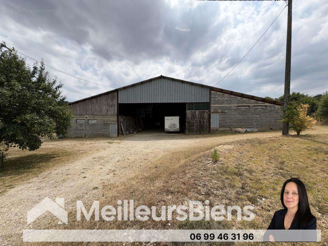 Sousmoulins 17130 : 750 m² de bâtiments sur terrain de 3522 m² - photo 3
