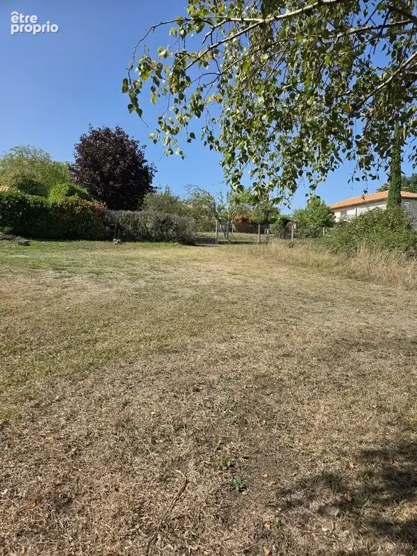 Photo Terrain à Saint-Saturnin au prix de 37 000€