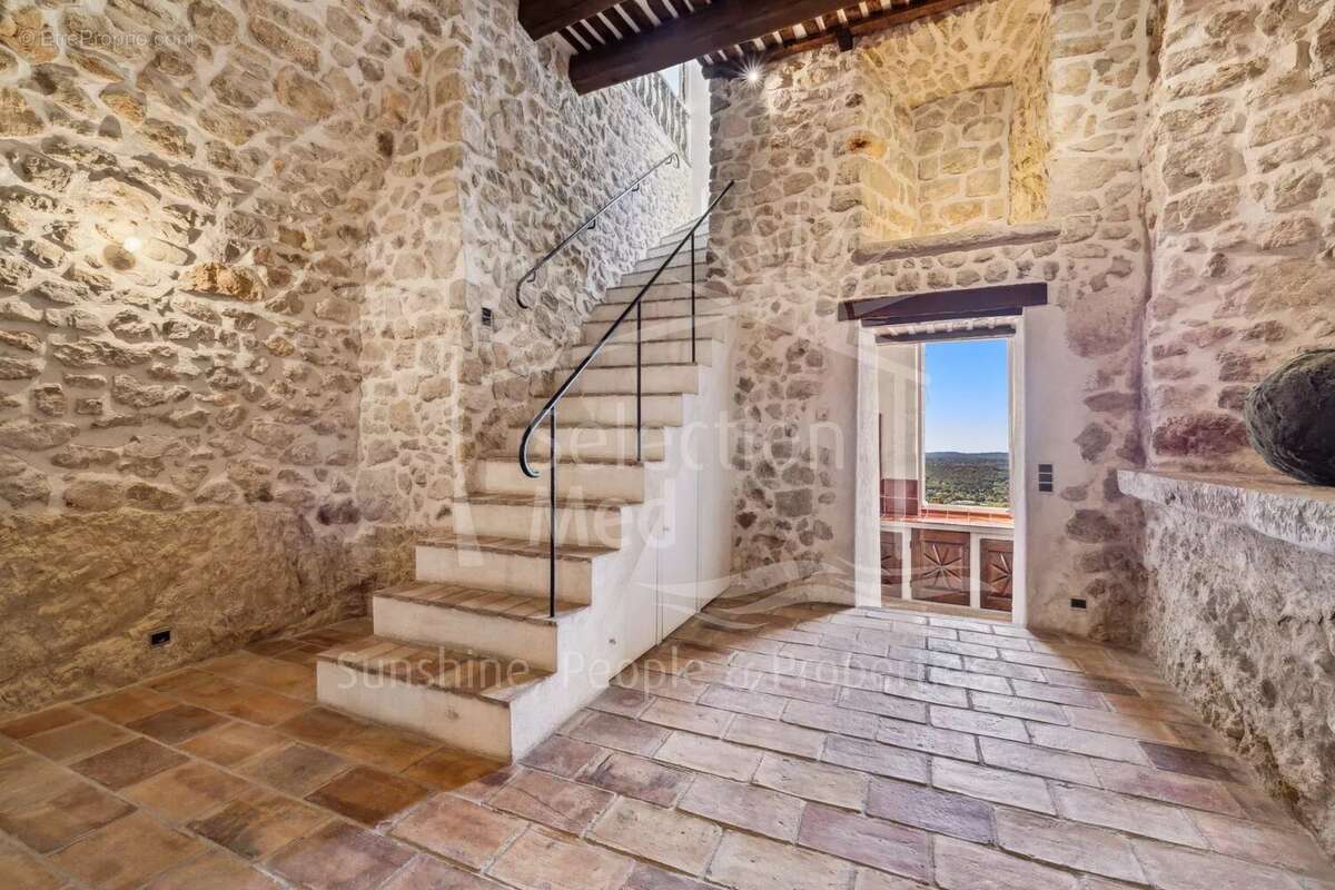 Appartement à CHATEAUNEUF-GRASSE