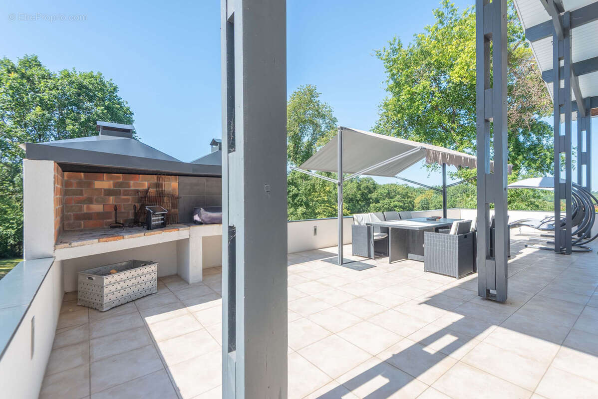 Maison moderne de 175m2 - 6400m2 de parc - garage de 228m2 - photo 4