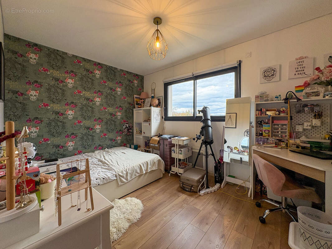 Maison à LES MARTRES-D'ARTIERE