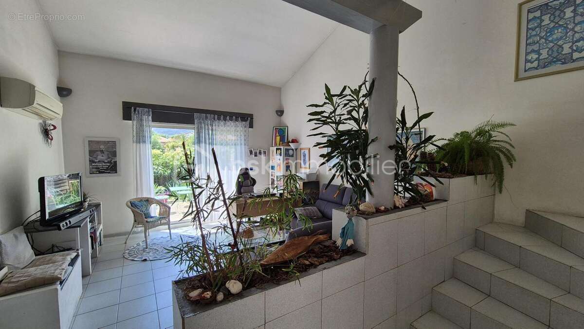 A vendre maison 3 faces de 131m² sur terrain de 336m² a ceret - trois chambres - garage - climatisation reversible - vue sur le  - photo 2