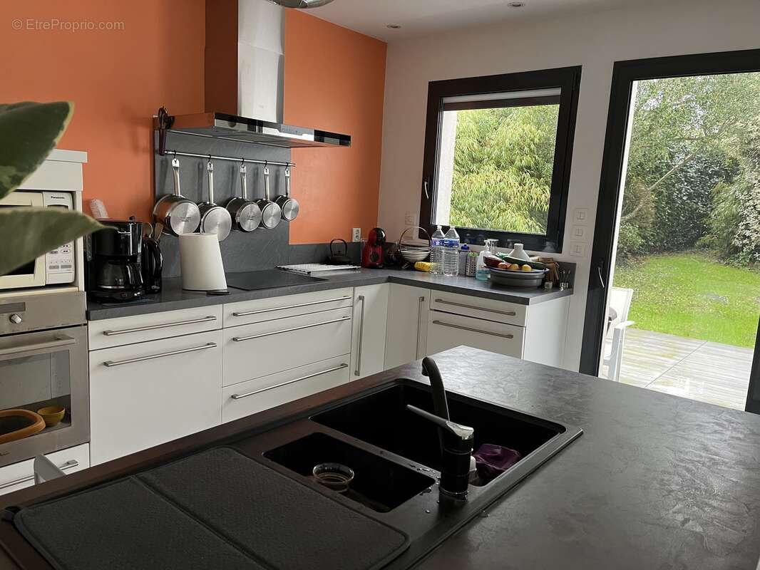 CUISINE DONNANT SUR JARDIN ARRIERE - Maison à LARMOR-PLAGE