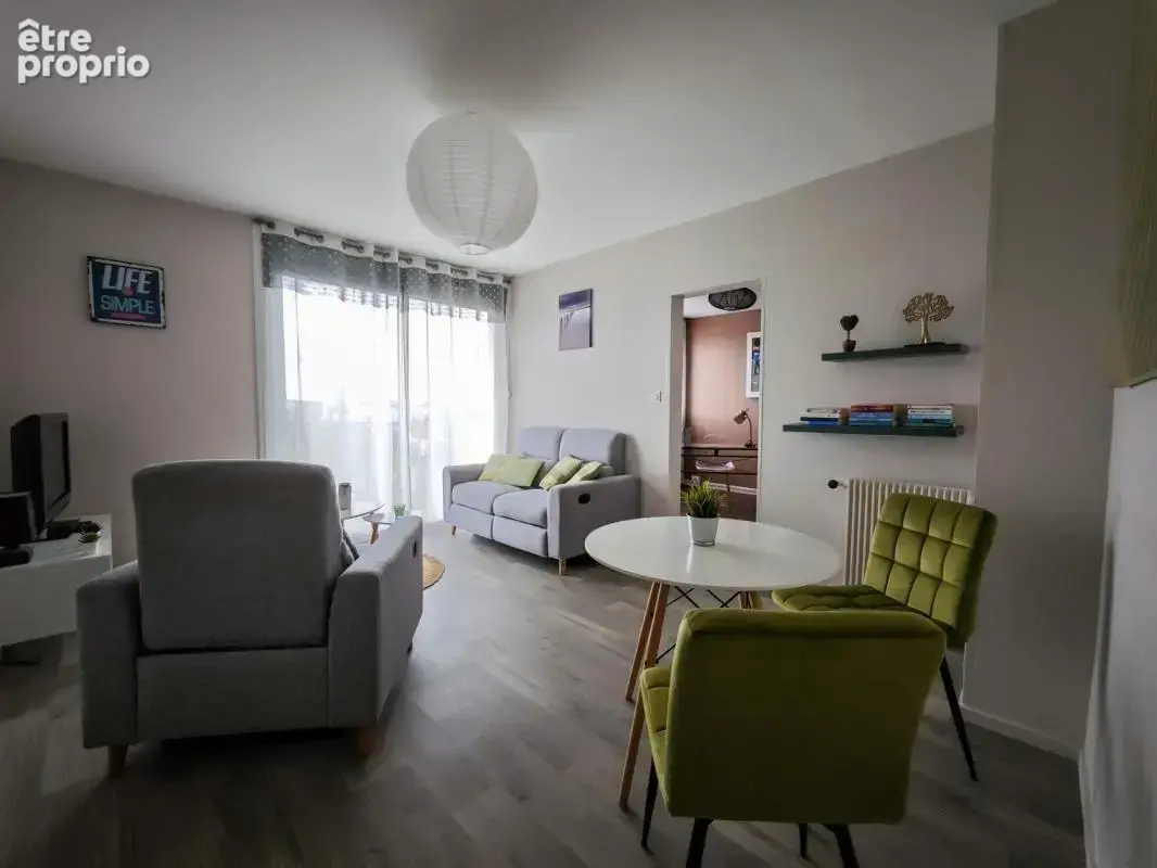 CHOLET – Appartement lumineux 2 chambres avec vue panoramique, balcon, cave et parking sécurisé - photo 2