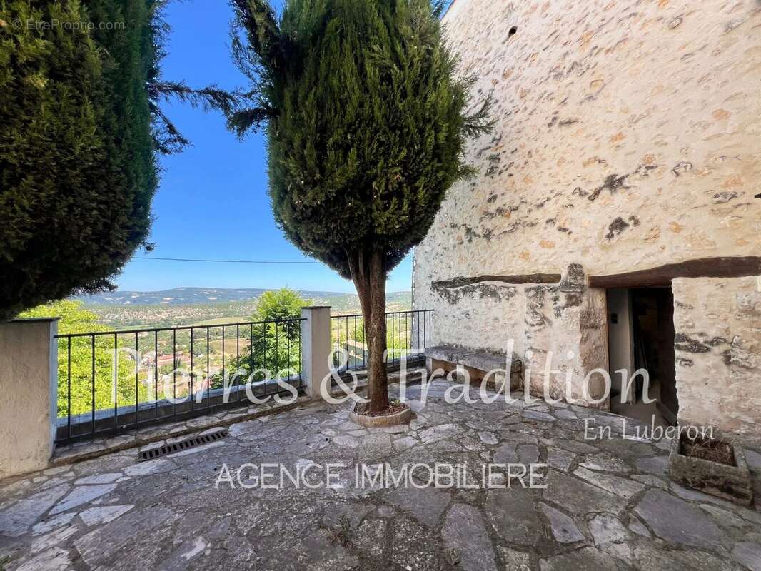 Simiane, authentique maison de village avec vue panoramique et grande cour - photo 3