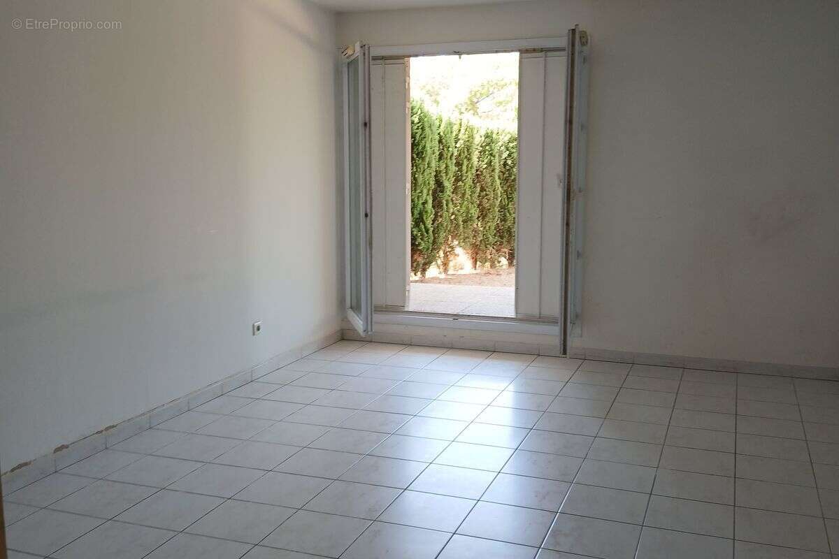 T5 E02660029L - Dans petite copropriété spacieux T5 de 98m² avec jardin de 93m² proche calanques - photo 3