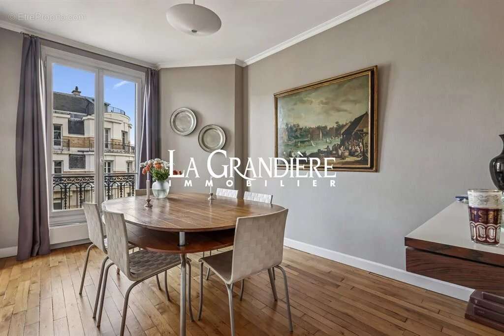 Appartement à PARIS-16E