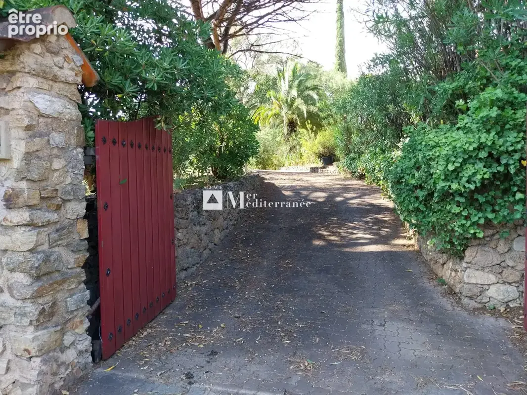Proposé uniquement par notre agence - à vendre : maison à renover située à seulement 100 m de la plage. (83310 - photo 2