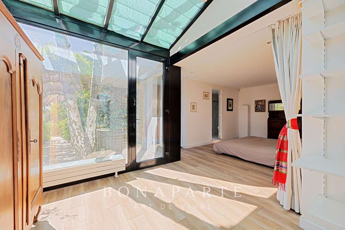 Maison d’architecte – 316 m² habitables – Dépendance indépendante – Piscine intérieure – Sous-sol total – Jardin paysagé de 800  - photo 22