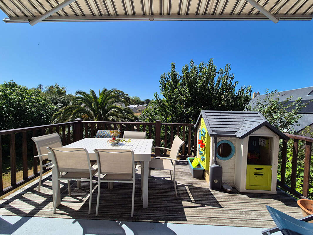Superbe pavillon avec terrasse surélevée à deux pas du bourg ! - photo 3