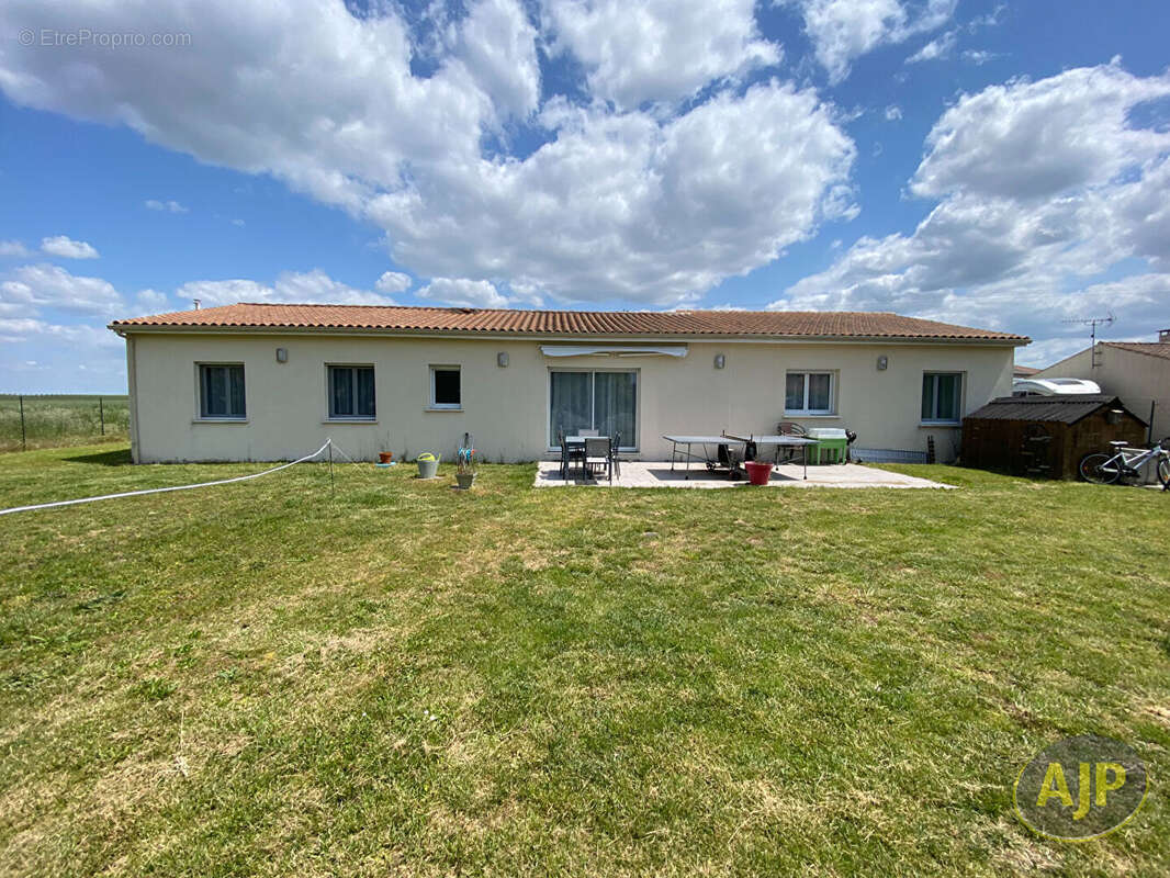 Maison à JARNAC-CHAMPAGNE