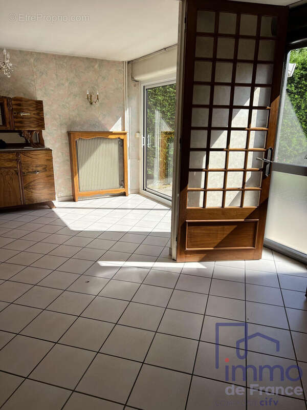 Appartement à SAINT-PRIEST-EN-JAREZ