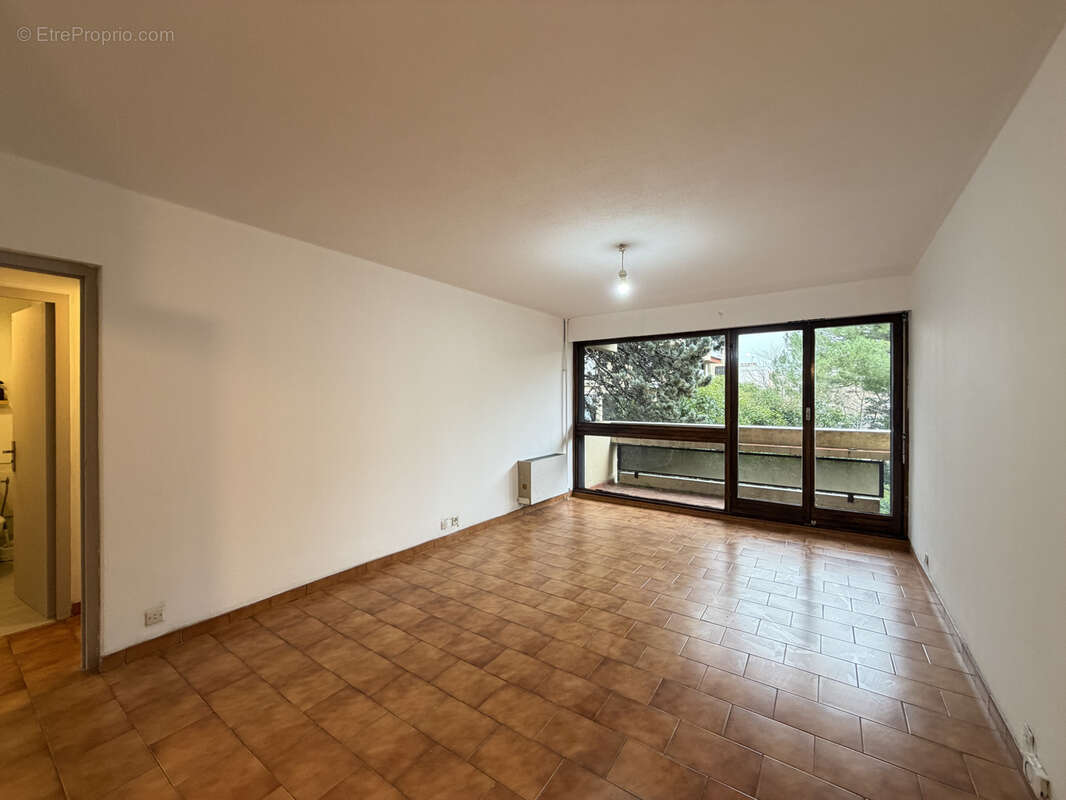 A vendre t3 avec balcon - aix sud - cave - parkings - photo 2