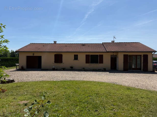 Maison à SAINT-REMY-EN-ROLLAT