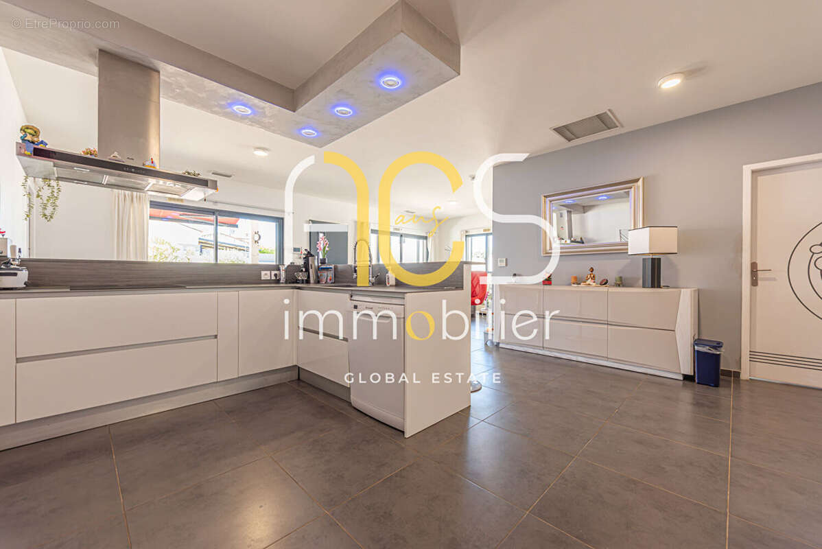 Achat Vente Maison Gignac-la-Nerthe  4 pièces 114m2 Jardin Garage - photo 13