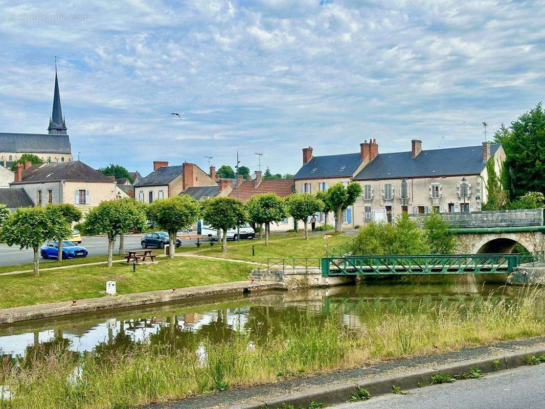 Commerce à OUZOUER-SUR-TREZEE
