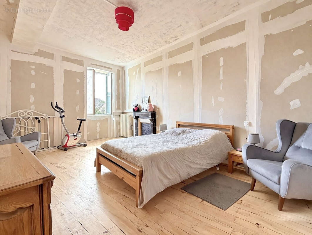 Maison 208 m² à Gannat  - photo 4