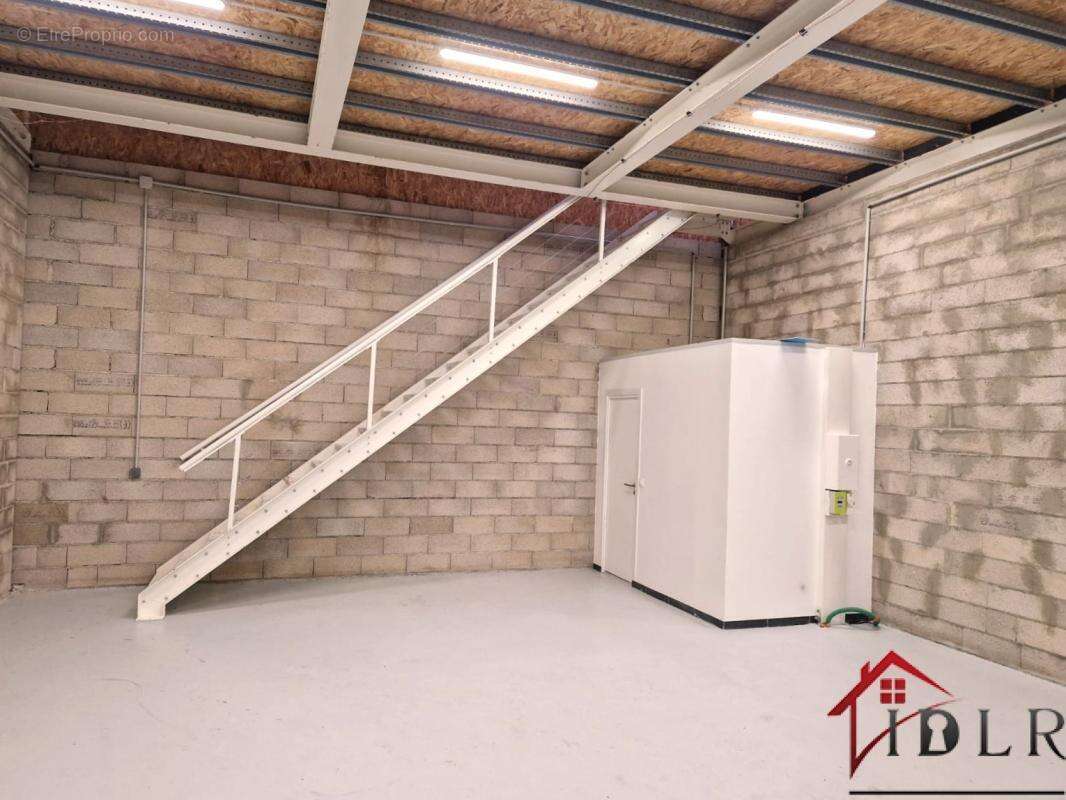 Coubert - batiment commercial + appartement - photo 8