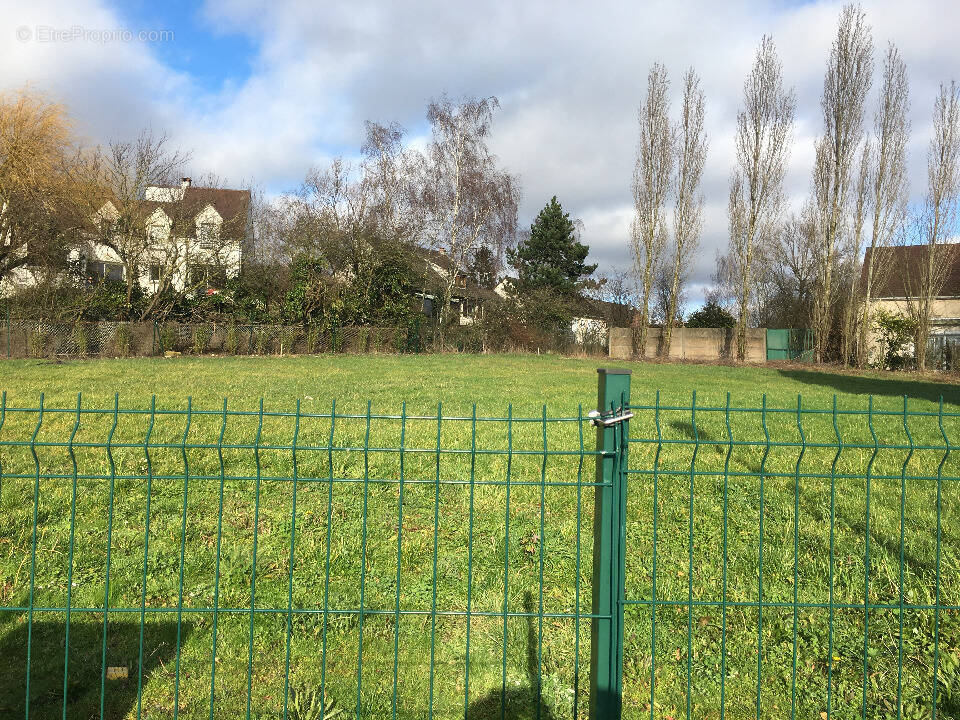 Terrain à MENNECY
