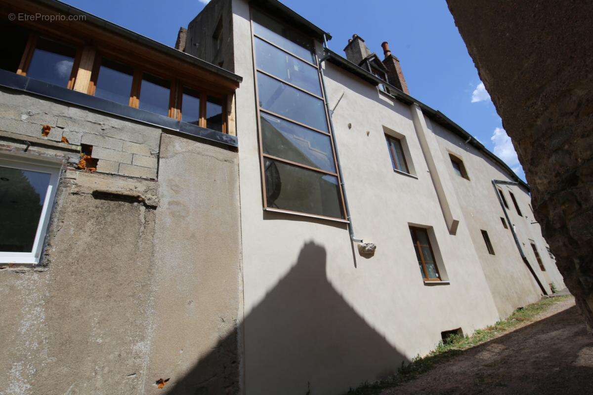 Petit immeuble de rapport en centre-ville - photo 2