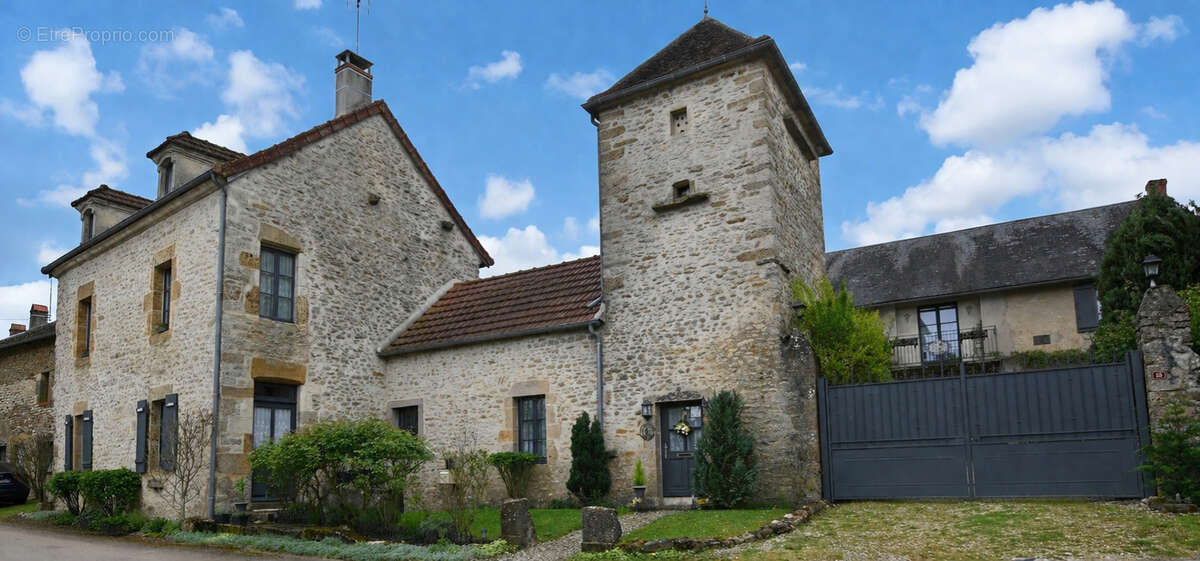 Maison à NEUFFONTAINES