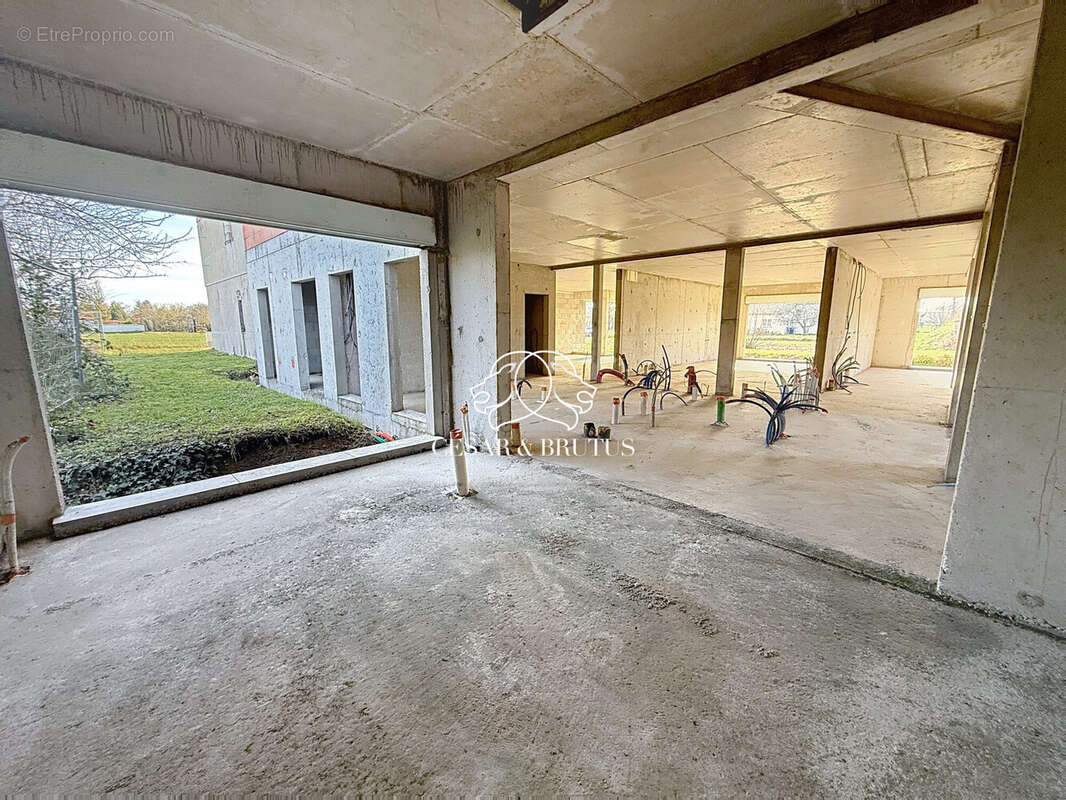 Appartement 720 m² à Riorges  - photo 2