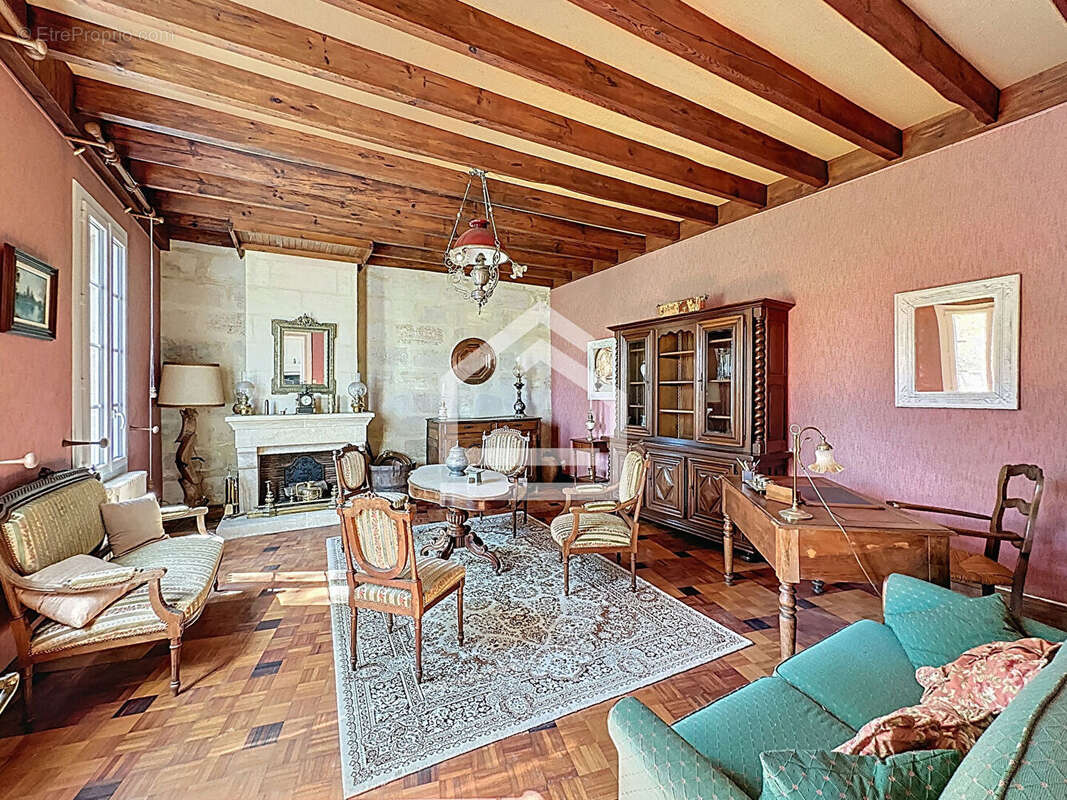 Maison à SAINT-MEDARD-DE-GUIZIERES