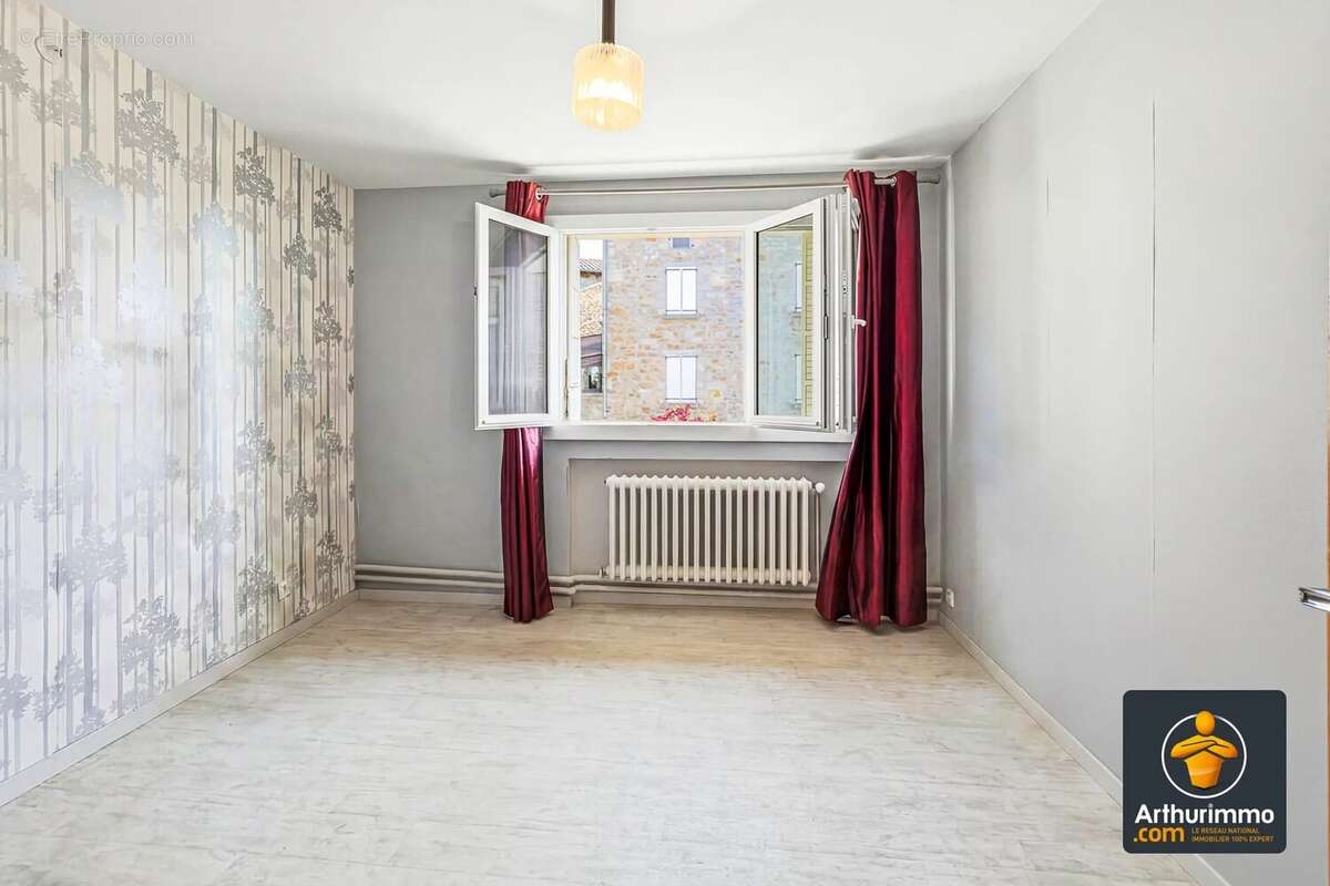 « Maison de village familiale avec terrasse, véranda, combles aménageables et double garage » - photo 12