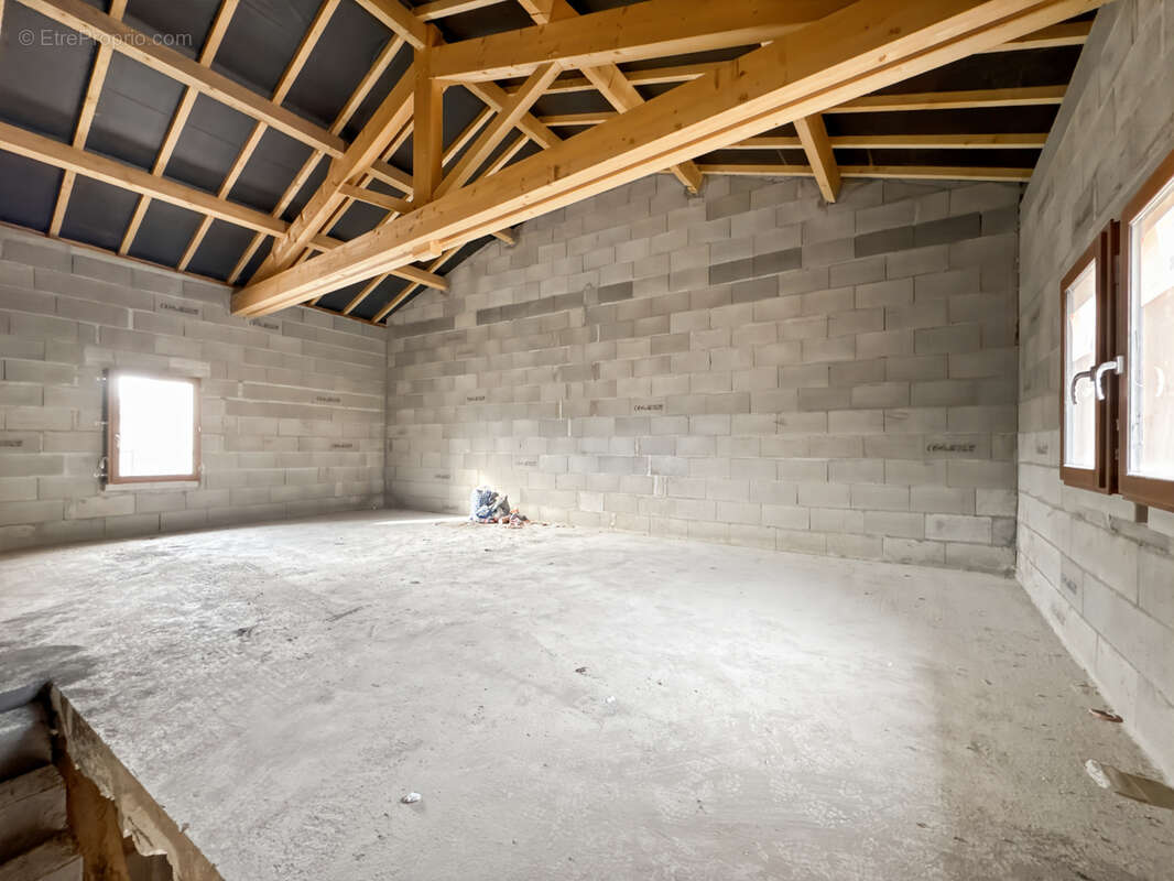 À Vendre Plateau neuf en Frais de Notaire réduits à finir d'Aménager   Proche Trévoux, Hyper-Centre Village de - photo 2