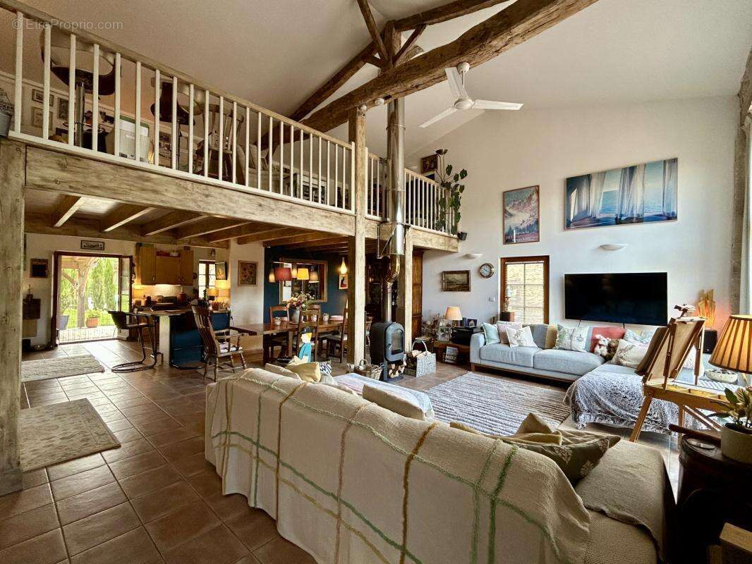 Élégant Corps de ferme de 4 Chambres avec Piscine et Court d - photo 7