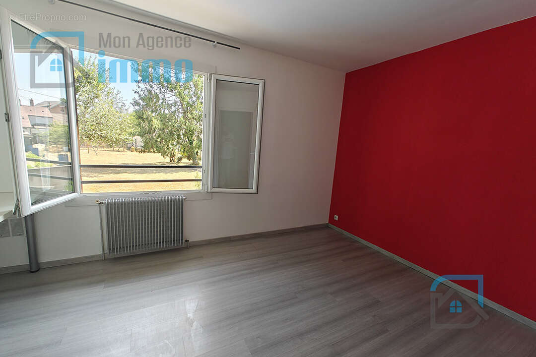 Mehun-Sur-Yèvre - Pavillon sur sous-sol avec 4 chambres et jardin - photo 5