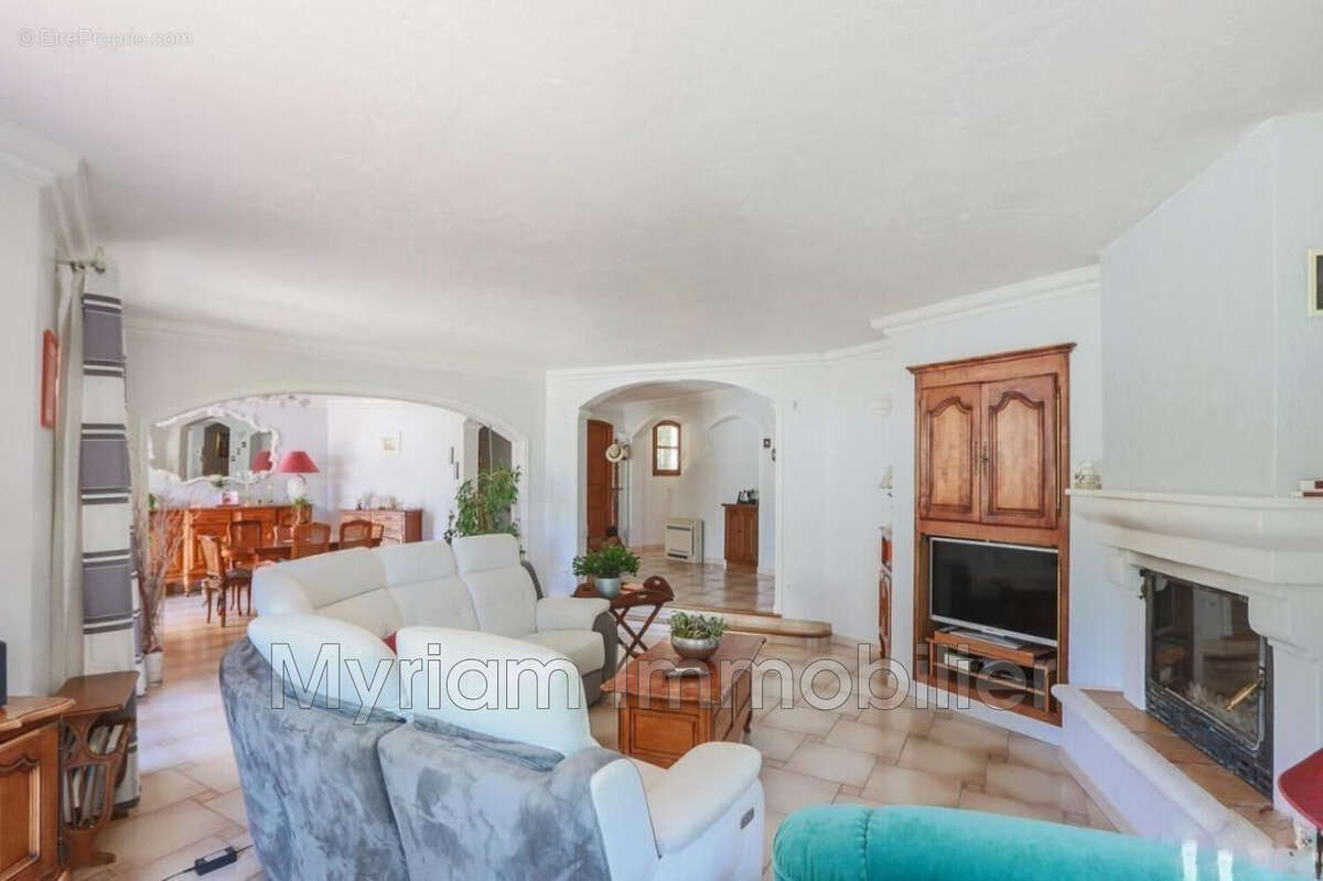 Maison à SAINT-CEZAIRE-SUR-SIAGNE