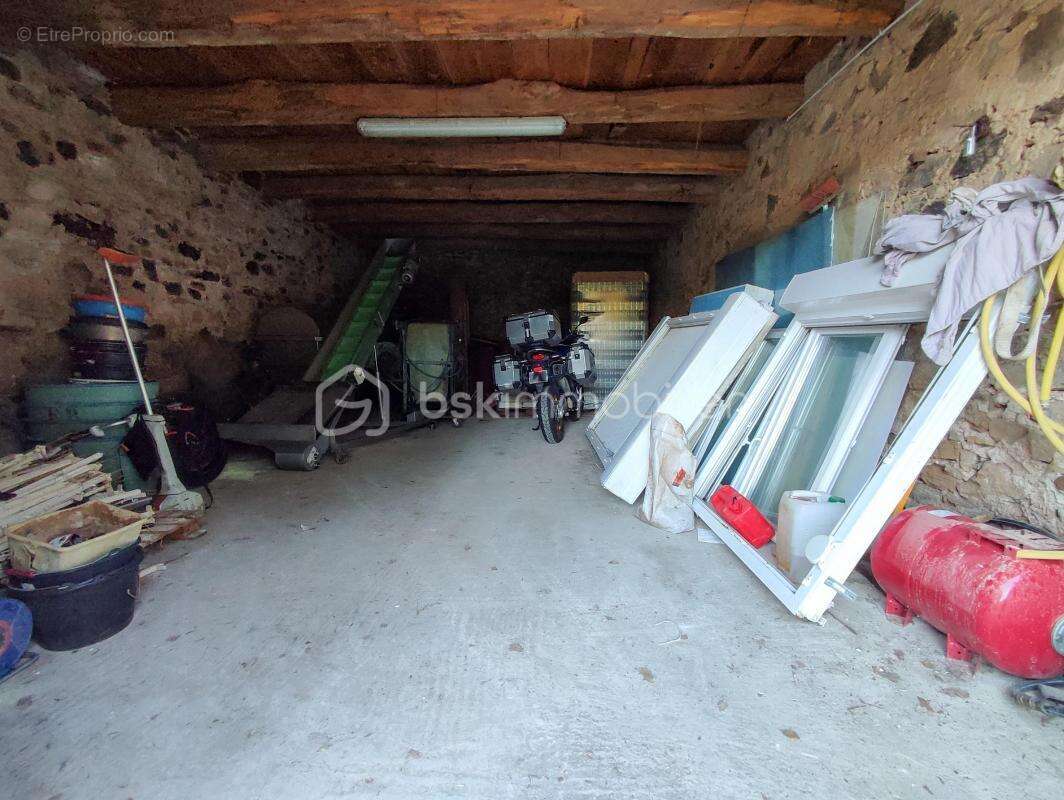 Parking à SAINT-PRIVAT