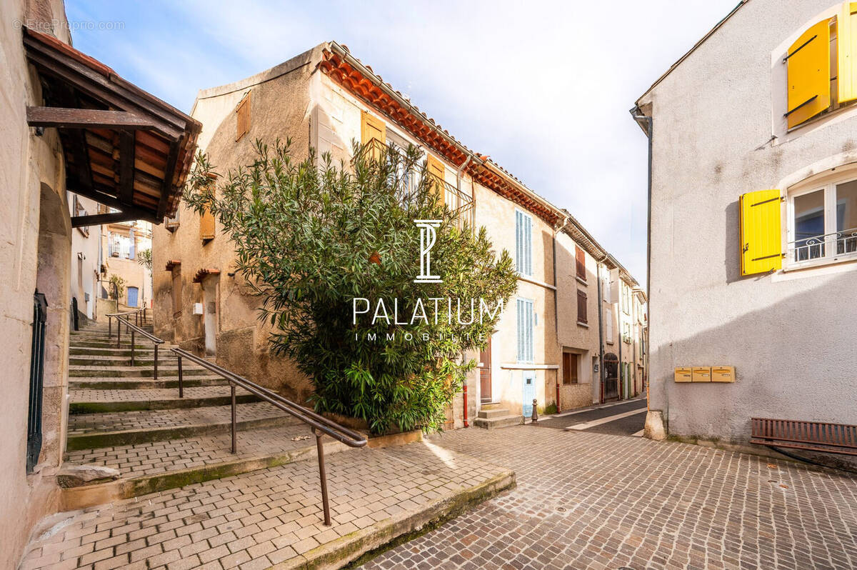 Appartement à GREOUX-LES-BAINS