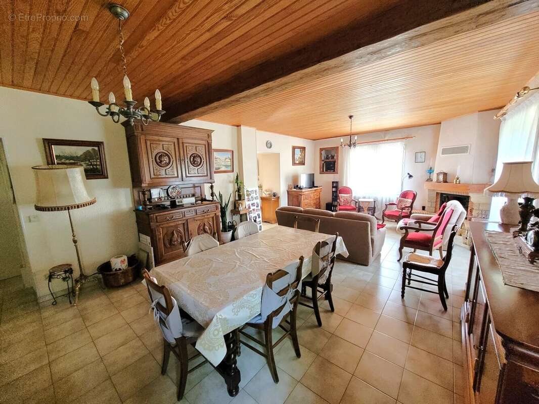 Maison à SAINT-JULIEN-LES-ROSIERS