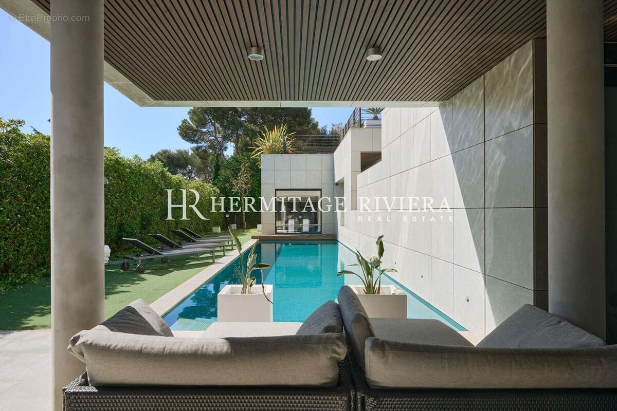 piscine of contemporary villa for sale in Nice