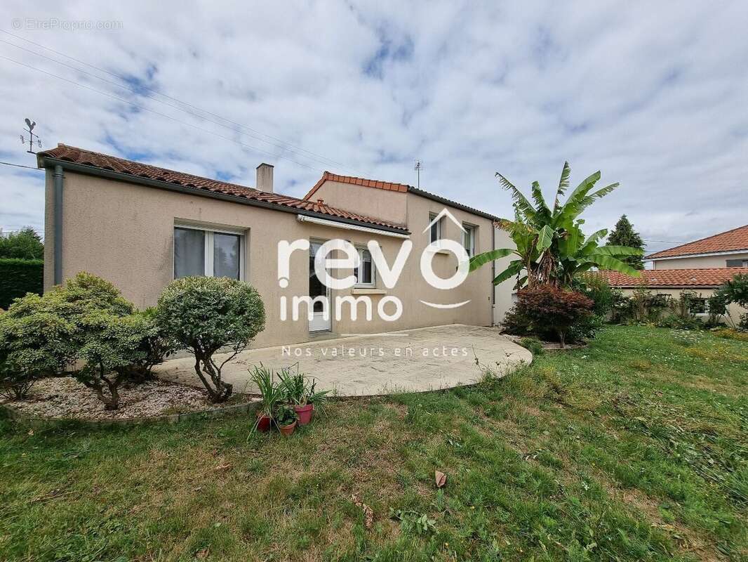 Maison à LE PUISET-DORE