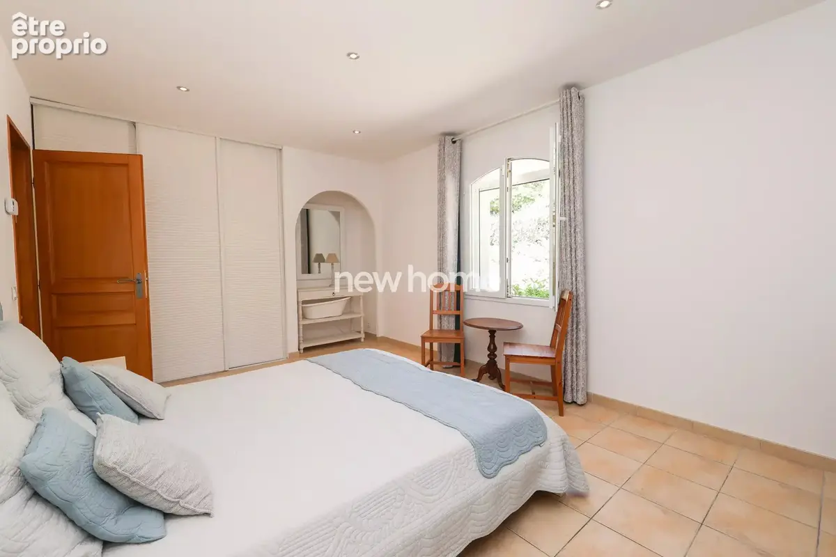 Villa de plain-pied et grande piscine - TBE - photo 24