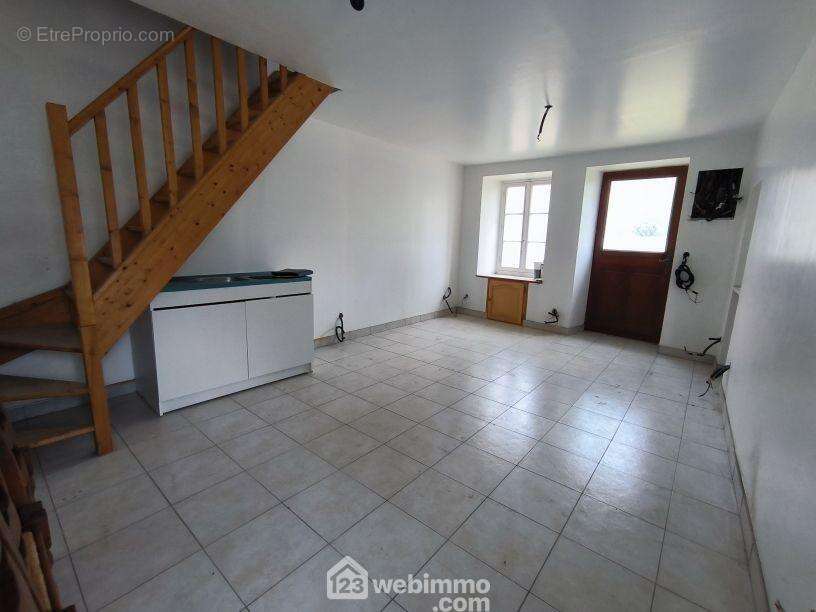 Elle se compose d'une pièce de vie de 20 m² en rez-de-chaussée - Maison à MONT-NOTRE-DAME