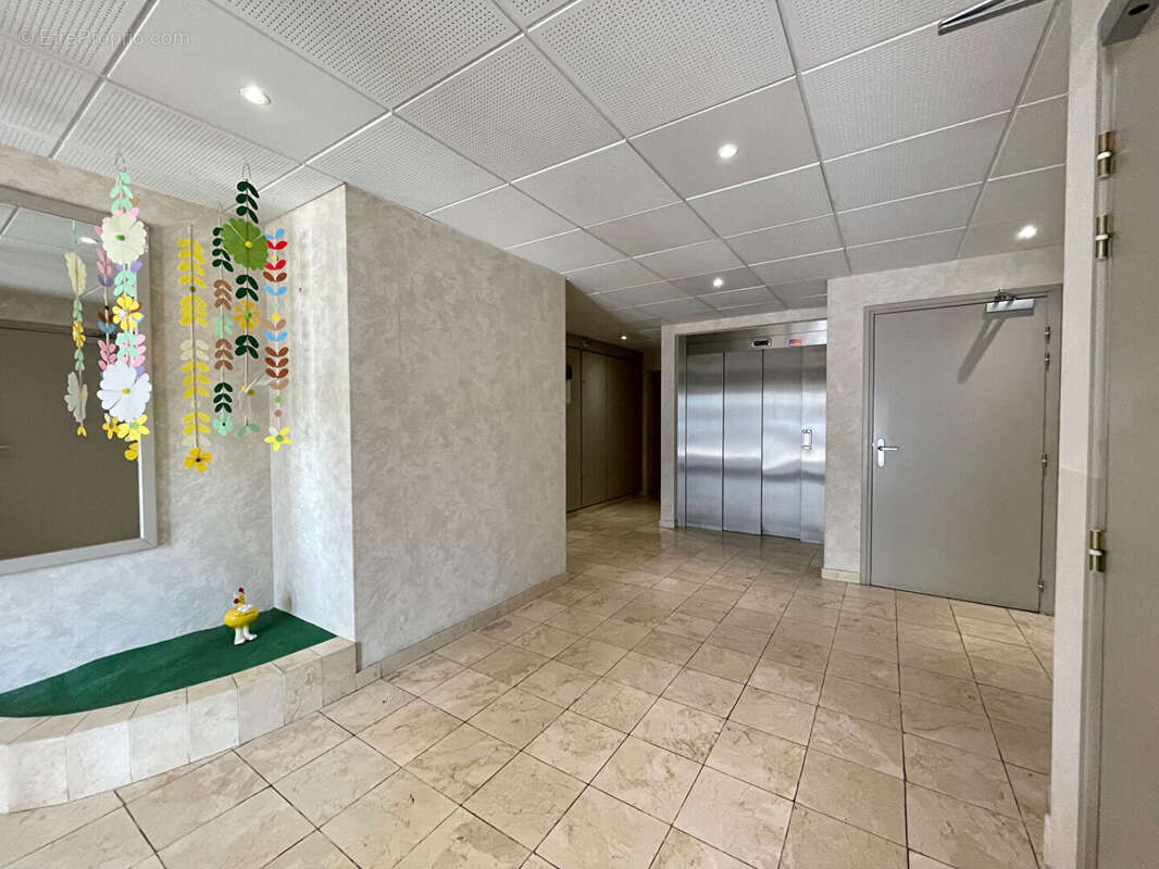 Appartement en rez-de-jardin avec garage, parking, cave, terrasse et jardin - photo 16