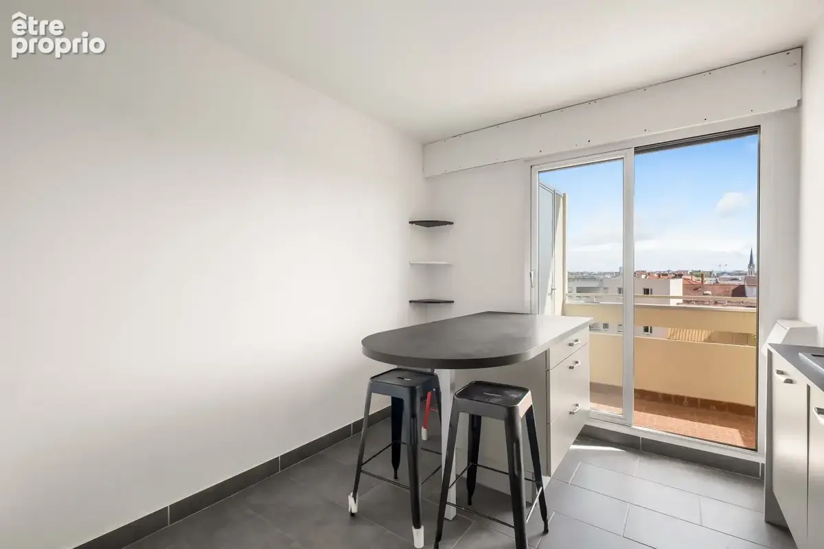 T4 de 96 m2, Charpennes en étage élevé avec vue dégagée - photo 8