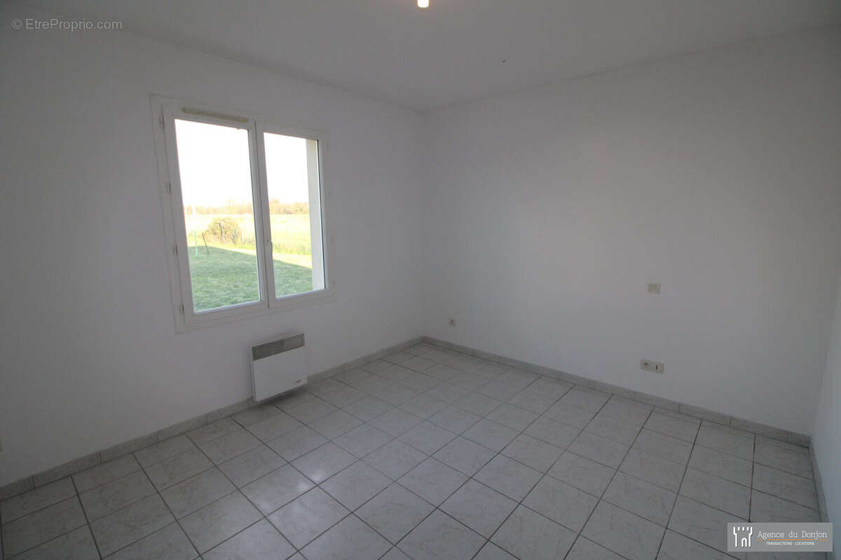 Maison à SAINT-GENIS-DE-SAINTONGE