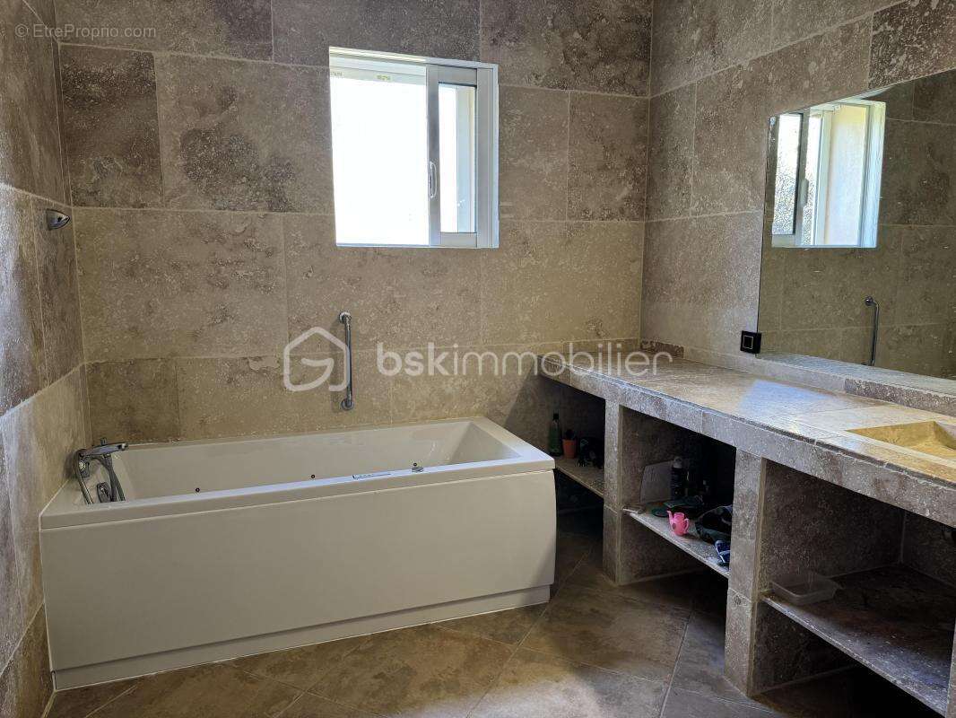 À chateauvert (83670) propriété d’exception de 570 m² avec deux appartements indépendants, piscine, grand terrain et accès à la  - photo 19
