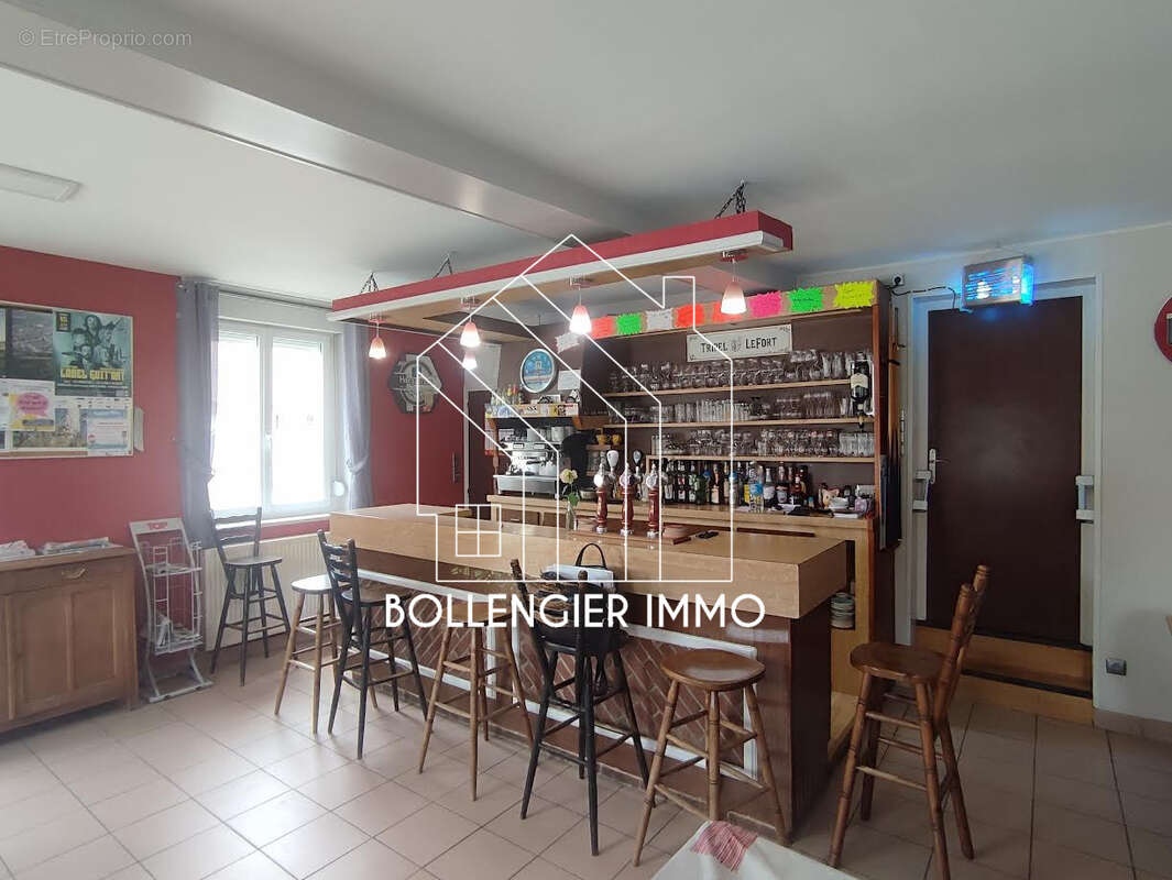 Ensemble immobilier : Murs et fonds de commerce - photo 2