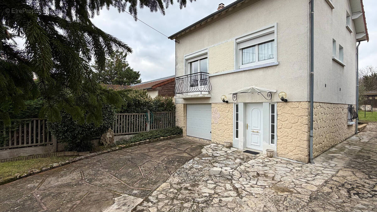 Maison à SAINTRY-SUR-SEINE