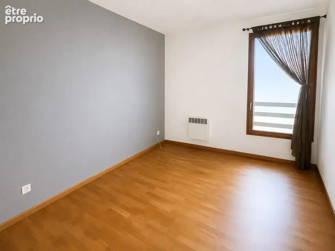 Appartement 70 m² à Saint-Etienne-De-Saint-Geoirs  - photo 4