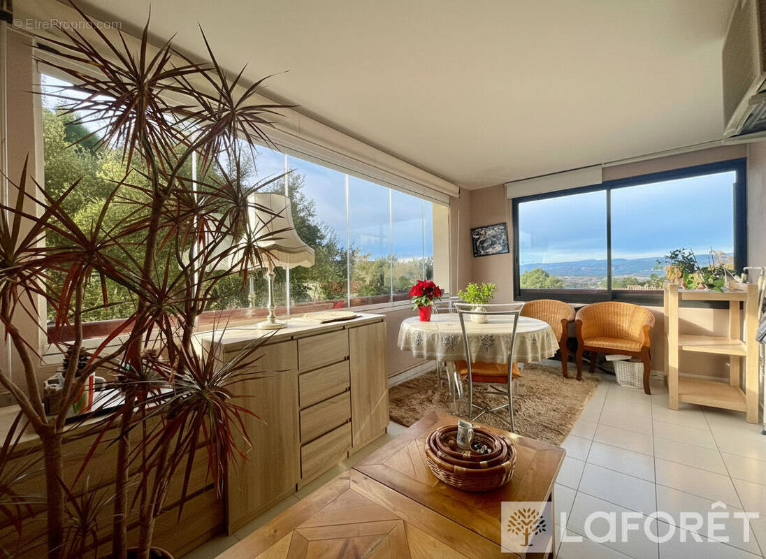 Appartement à ROQUEBRUNE-SUR-ARGENS