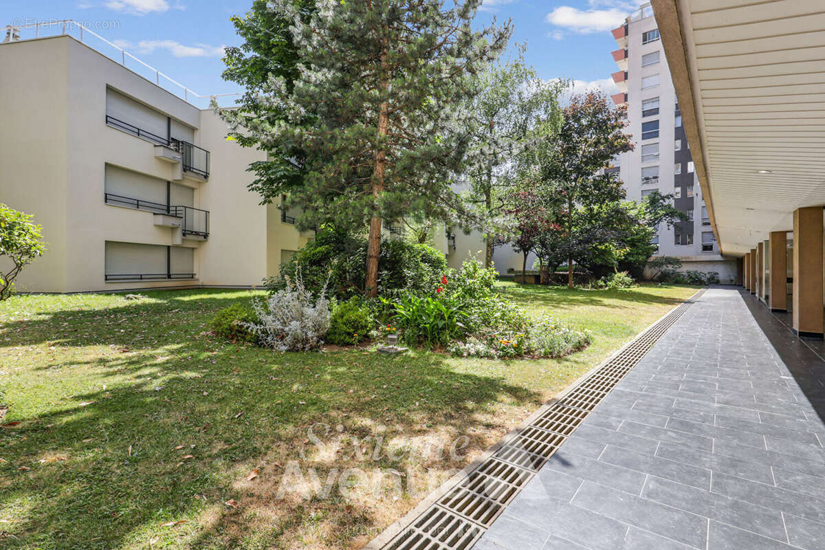 Spacieux cinq pièces avec balcons - calme - verdure et fort potentiel ! - photo 2