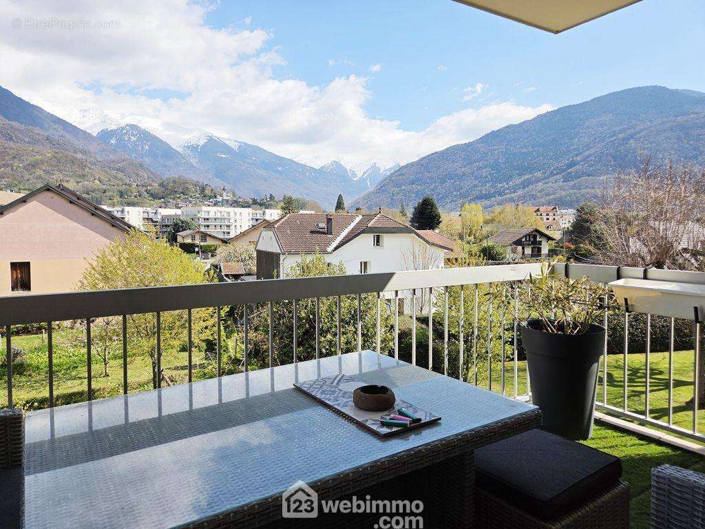 avec une vue dégagée sur les montagnes. - Appartement à ALBERTVILLE